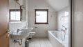 Badezimme rmit Dusche und Wanne im Obergeschoss