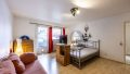 Schlafzimmer 2 OG mit Balkonzugang