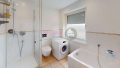 Badezimmer mit Dusche und Wanne
