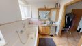 Badezimmer mit Dusche und Wanne